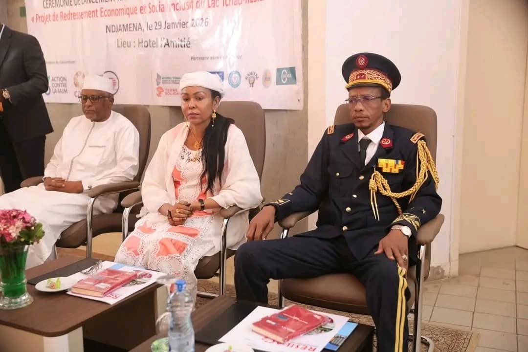 ترأست معالي السيدة فاطمة حرم أصيل، الوزيرة المنتدبة لدى وزارة المالية المكلفة بالاقتصاد والتخطيط والتعاون الدولي، حفل التدشين الوطني للمرحلة الثانية من المشروع الشامل للانتعاش الاقتصادي والاجتماعي في حوض بحيرة تشاد (RESILAC II)، بحضور وزير التربية الوطنية والمندوب العام للحكومة لدى إقليم البحيرة.ويهدف المشروع إلى تعزيز صمود السكان المحليين، ودعم التماسك الاجتماعي، وتحفيز الانتعاش الاقتصادي في المناطق المتأثرة بالتحديات الأمنية والتغيرات المناخية. ويتم تمويله من قبل الاتحاد الأوروبي والوكالة الفرنسية للتنمية، ويرتكز على تحسين الخدمات الاجتماعية الأساسية، وتعزيز الإدارة التشاركية، وتنشيط الاقتصاد المحلي والتجارة العابرة للحدود.ويُنفَّذ المشروع بشراكة تضم عشرة شركاء أساسيين وعشرين شريكًا إقليميًا، في إطار مقاربة تنموية شاملة تنسجم مع الخطة الوطنية للتنمية «تشاد كونكسيون 2030»، وتؤكد التزام الحكومة التشادية وشركائها بدعم المجتمعات المحلية وترسيخ السلام المستدام.